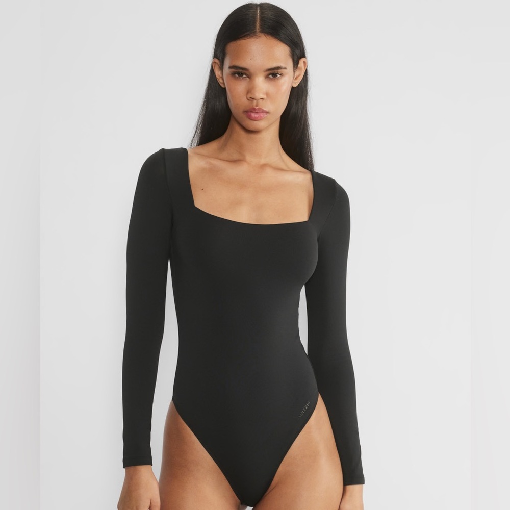 Aritzia Contour Squareneck Longsleeve Bodysuit - Black